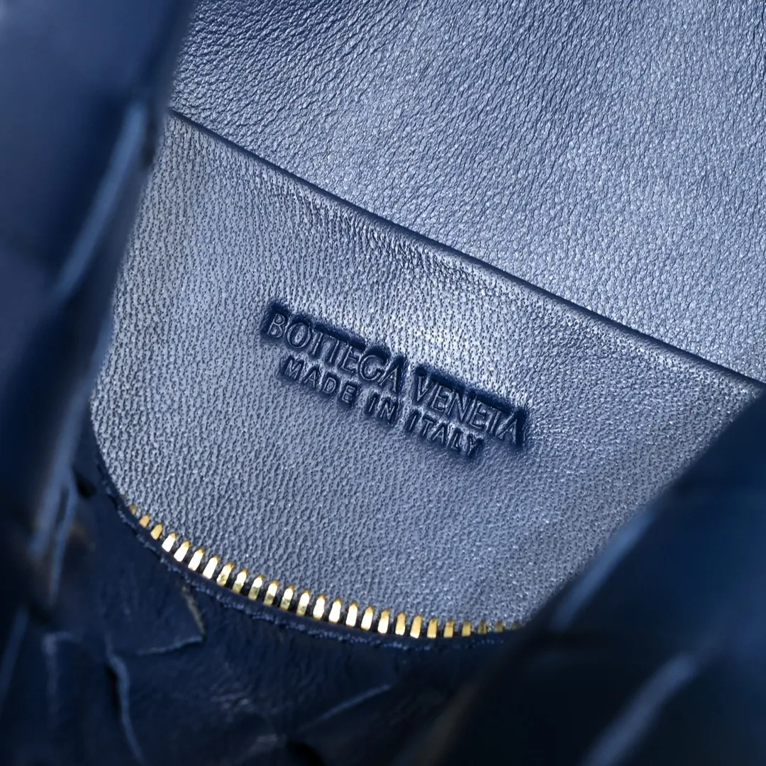 Batch 1260 B's new large Loop camera bag is here🔥Classic woven logo✅ The bag body is made of selected original sheepskin. The texture is soft and waxy. The simple square body is classic and versatile. The interior design is very practical. It has a lot of space and has an adjustable iconic leather drawstring. It can be said to be both elegant and practical. The design is very simple and elegant, with a kind of literary retro style. Size 22x15x8, model: 6684#